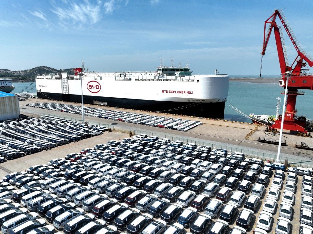 Brüsszel - vám 
New energy vehicles exported at Lianyungang Port