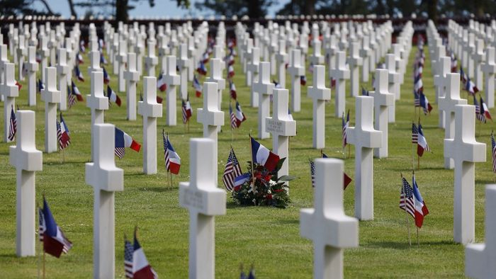 Colleville-sur-Mer amerikai temető 9388 sírjának kersztjei Omaha strand közelében, Franciaország északnyugati részén.