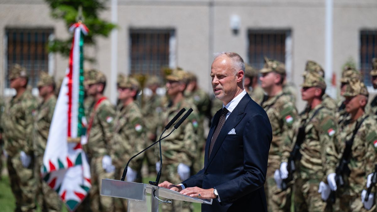 A magyar vaskupola átadásán a honvédelmi miniszter: Európa háborúra készül