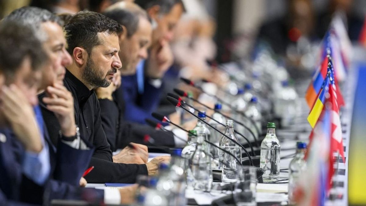 Macron trollkodta Putyint, és atombőrönddel érkezett a békecsúcsra - videó