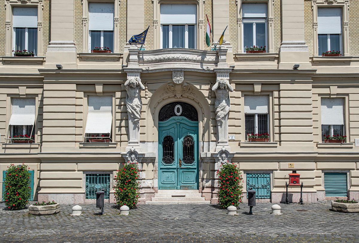 Budapest, 2023. június 3.Az 1906-ban épült Városháza, Polgármesteri Hivatal részlete Óbudán a Fő téren.MTVA/Bizományosi: Róka László ***************************Kedves Felhasználó!Ez a fotó nem a Duna Médiaszolgáltató Zrt./MTI által készített és kiadott fényképfelvétel, így harmadik személy által támasztott bárminemű – különösen szerzői jogi, szomszédos jogi és személyiségi jogi – igényért a fotó szerzője/jogutódja közvetlenül maga áll helyt, az MTVA felelőssége e körben kizárt.