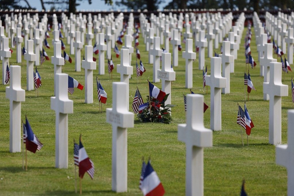 Colleville-sur-Mer amerikai temető 9388 sírjának kersztjei Omaha strand közelében, Franciaország északnyugati részén.