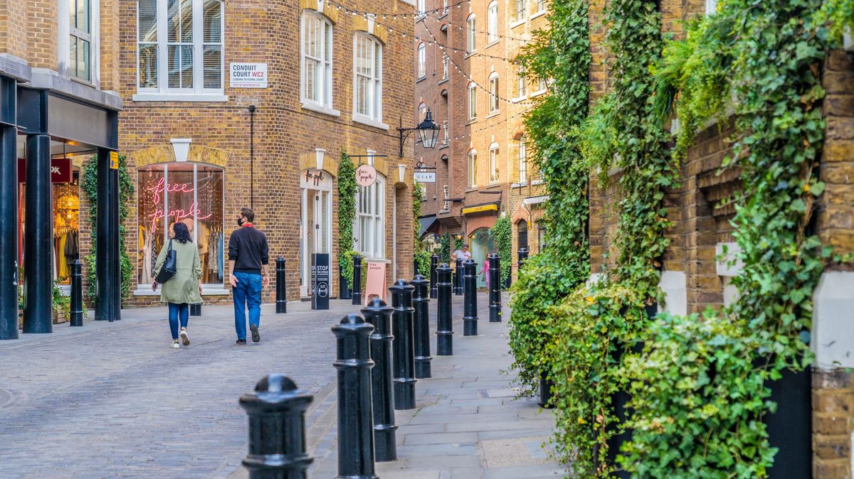 A street scene in Covent Garden , London, Uk Europe brit lakásválság