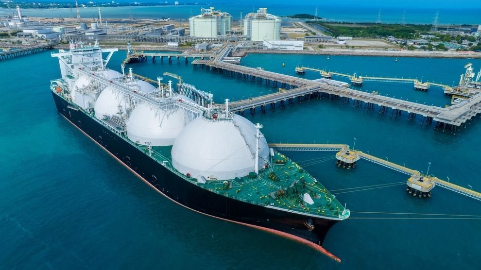 Lng,(liquified,Natural,Gas),Tanker,Anchored,In,Gas,Terminal,Gas