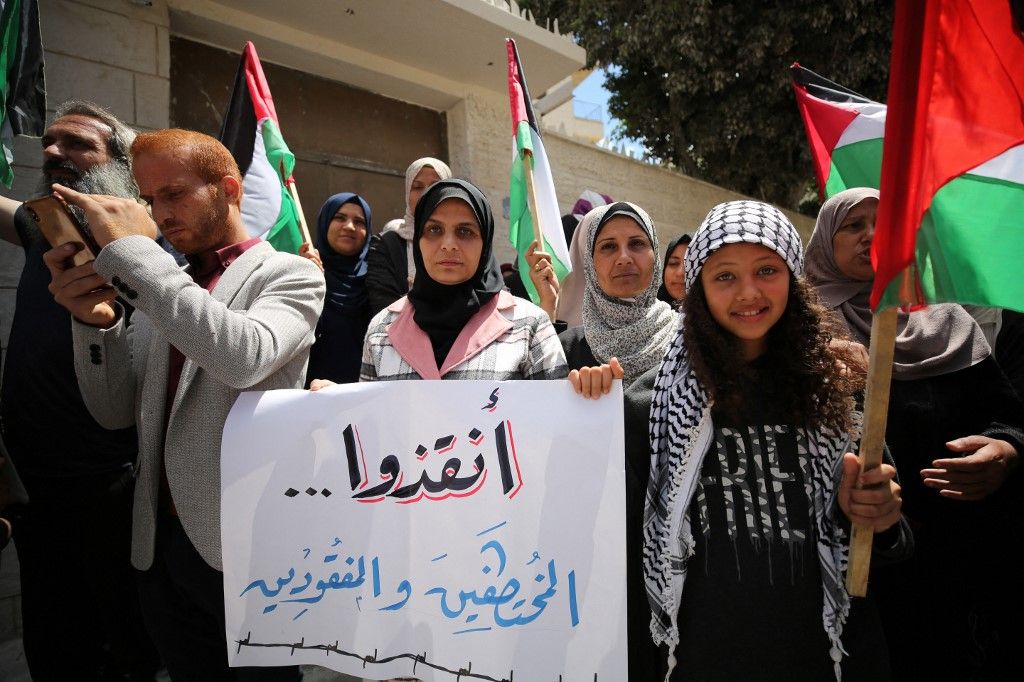 GAZA CITY, GAZA - MAY 06:  Palestinian demonstrators hold banners and placards in front of the International Red Cross and Red Crescent Movement (ICRC) building during a protest held to support the arrested Palestinians who are at the Israeli prisons, in Gaza City, Gaza on May 06, 2024. Dawoud Abo Alkas / Anadolu (Photo by Dawoud Abo Alkas / ANADOLU / Anadolu via AFP) izraeli háború