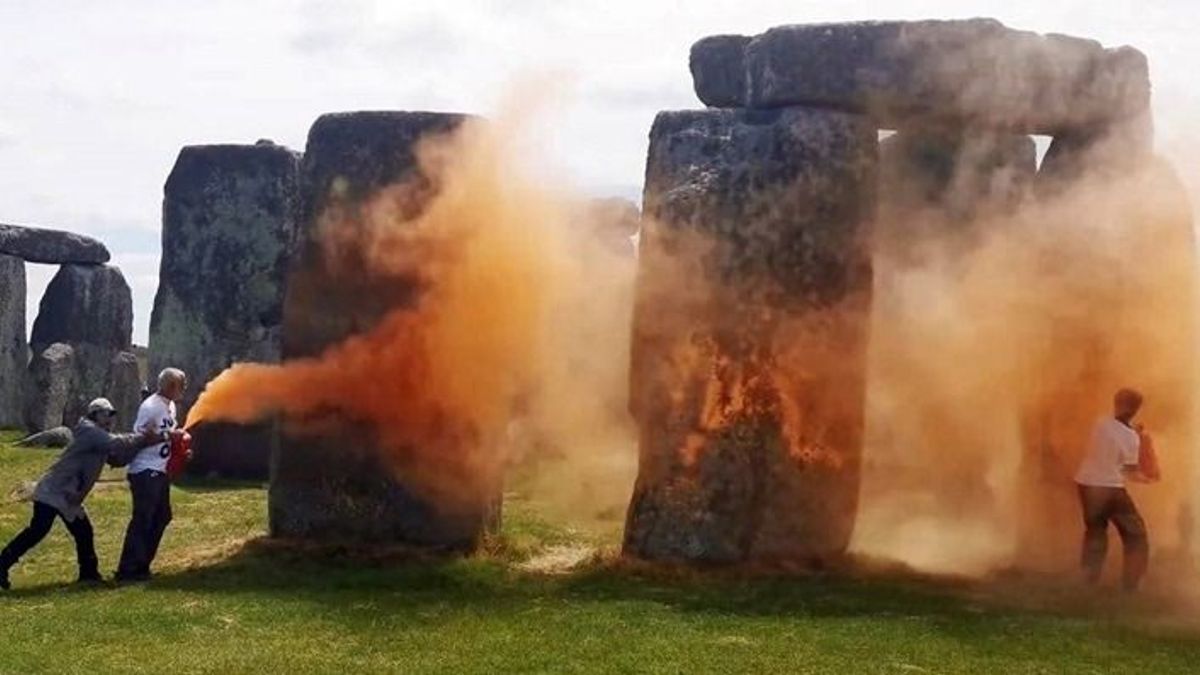 Téboly: klímaaktivisták megrongálták a Stonehenge-et – videó