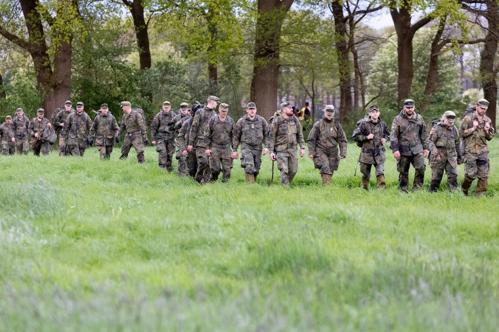 Pistorius a sorkatonaságot a 18 éves férfiakra alapozná
28 April 2024, Lower Saxony, Gräpel: Bundeswehr soldiers line up to search a field. Six-year-old Arian from Elm, a district of Bremervörde, is still missing. The search for him continues. Photo: Bodo Marks/dpa (Photo by Bodo Marks / DPA / dpa Picture-Alliance via AFP)