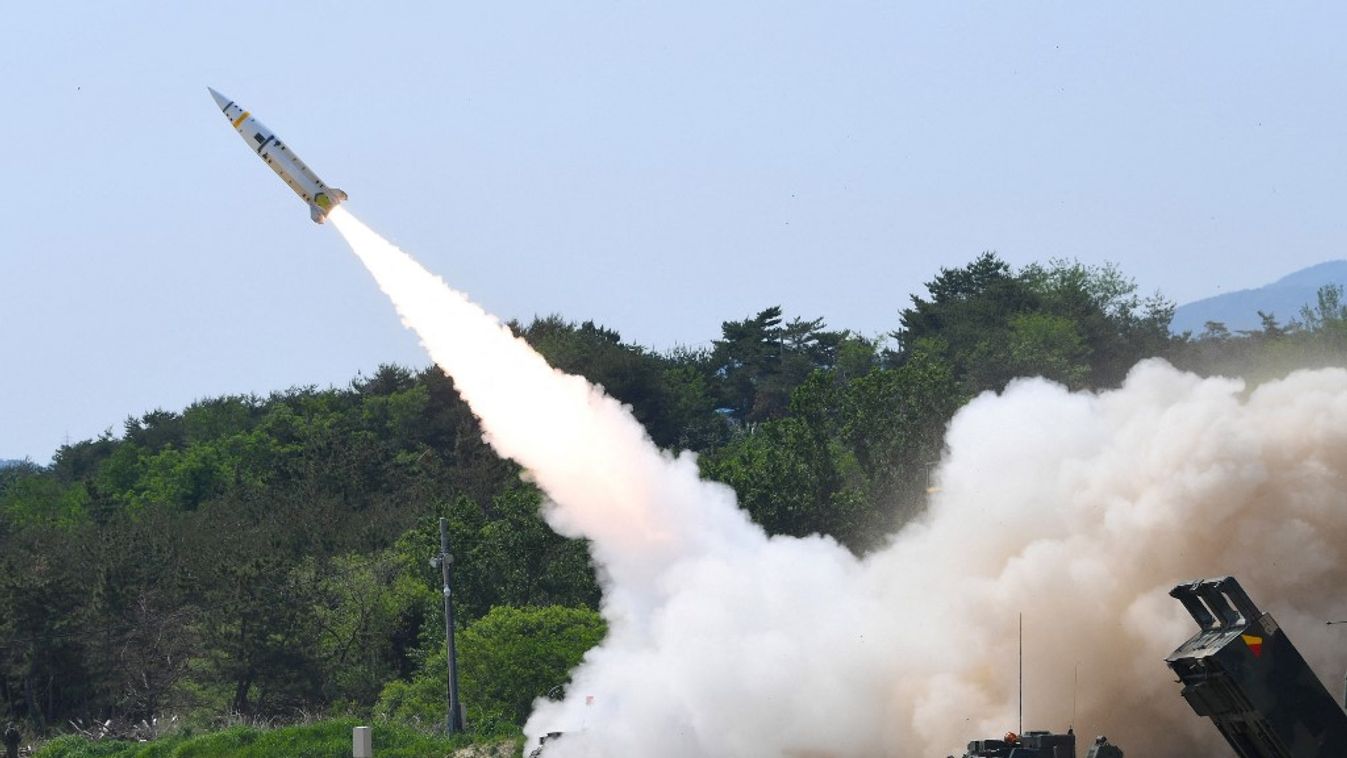 This handout photo taken on May 25, 2022 and provided by the South Korean Defence Ministry in Seoul shows a US Army Tactical Missile System (ATACMS) firing a missile from an undisclosed location on South Korea's east coast during a live-fire exercise aimed to counter North Korea’s missile test. North Korea fired a volley of missiles early on May 25, including a suspected intercontinental ballistic missile, just hours after US President Joe Biden left Asia after a trip overshadowed by Pyongyang's sabre-rattling. (Photo by Handout / South Korean Defence Ministry / AFP) / ---- EDITORS NOTE ----- RESTRICTED TO EDITORIAL USE - MANDATORY CREDIT "AFP PHOTO / South Korean Defence Ministry" - NO MARKETING NO ADVERTISING CAMPAIGNS - DISTRIBUTED AS A SERVICE TO CLIENTS ukrán