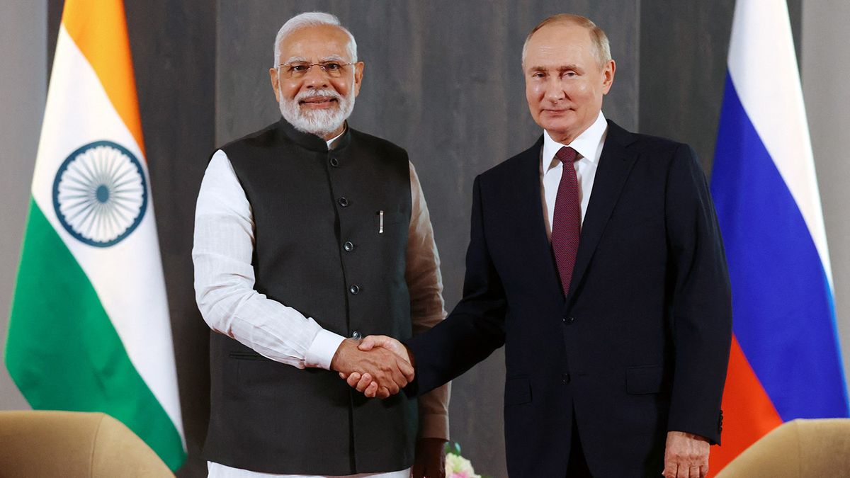 Russian President Vladimir Putin meets with India's Prime Minister Narendra Modi on the sidelines of the Shanghai Cooperation Organisation (SCO) leaders' summit in Samarkand on September 16, 2022. (Photo by Alexandr Demyanchuk / SPUTNIK / AFP) Putyin