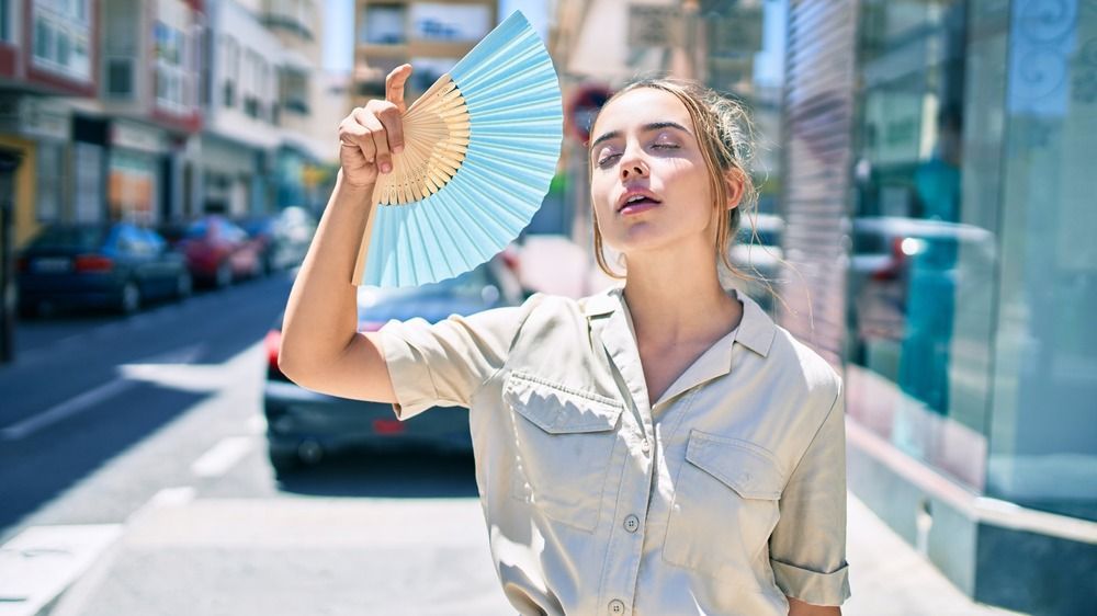 Young,Beautiful,Blonde,Caucasian,Woman,Smiling,Happy,Outdoors,On,Anyár, meleg, időjárás, Egyre forróbbak a hajnalok, újabb melegrekord dőlt meg