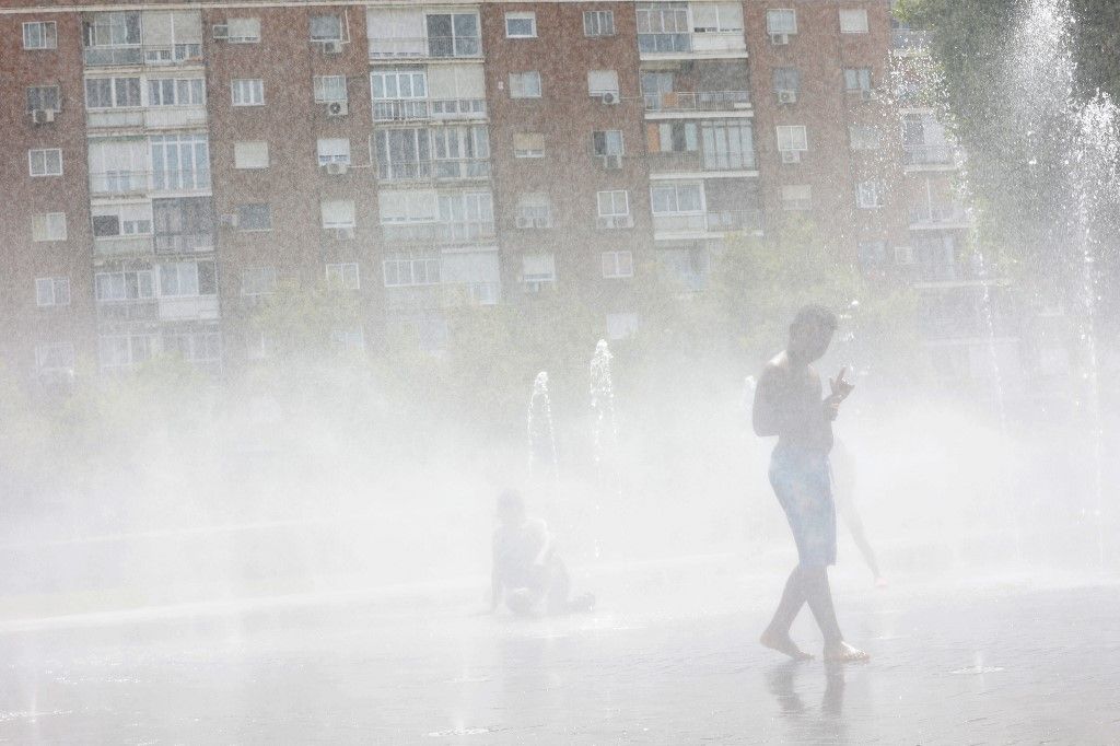 Heatwave in SpainMADRID, SPAIN - JULY 18: People try to cool off at fountain after officials maintain alert level 2 as temperatures above 40 degrees in Madrid, Spain on July 18, 2023. These high temperatures affect the daily life of the city, keeping businesses empty at noon, which with a different climate would be overflowing and the streets semi-deserted. Juan Carlos Rojas / Anadolu Agency (Photo by JUAN CARLOS ROJAS / ANADOLU AGENCY / Anadolu via AFP)
hőség riadó
kánikula
vörös kód
hajléktalanok