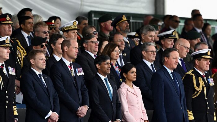 Grant Shapps brit védelmi külügyminiszter, Vilmos herceg, walesi herceg, Rishi Sunak miniszterelnök és felesége, Akshata Murty, Keir Starmer, a Munkáspárt vezetője és David Cameron brit külügyminiszter részt vesz az Egyesült Királyság nemzeti megemlékezésen