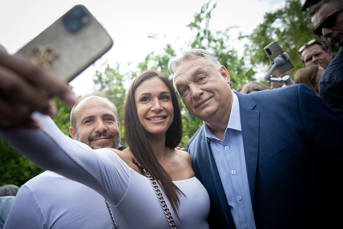 Kecskemét, 2024. május 16.A Miniszterelnöki Sajtóiroda által közreadott képen Orbán Viktor miniszterelnök, a Fidesz elnöke (j) országjáró kampánykörútjának kecskeméti állomásán 2024. május 16-án.MTI/Miniszterelnöki Sajtóiroda/Fischer Zoltán