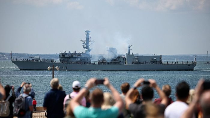 HMS St Albans 23-as típusú fregattja tisztelgő lövéseket ad le