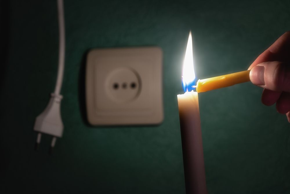 A,Burning,Candle,Next,To,An,Outlet,And,An,Electric
áramszünet, áramkimaradás, Ukrajna