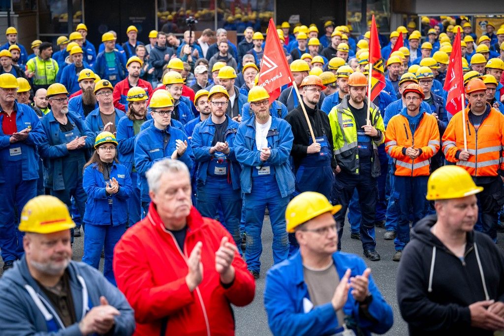 Rally in front of the Meyer Werft factory gate