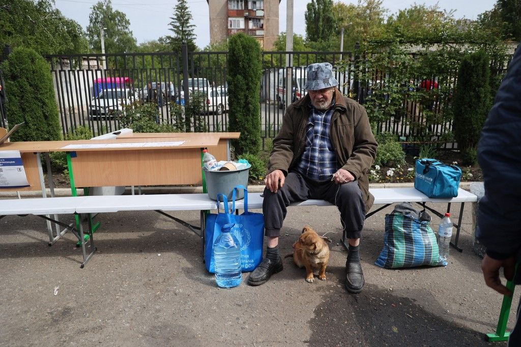 Civilians evacuated to Vovchansk refugee camp after Russian attacks in Kharkiv, ukrán menekült