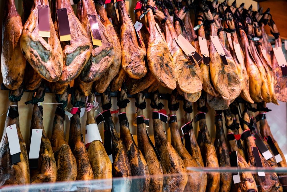 Abundance,Of,Dry-cured,Pig's,Legs,In,Spanish,Jamoneria.,Lots,Of, sertéshús