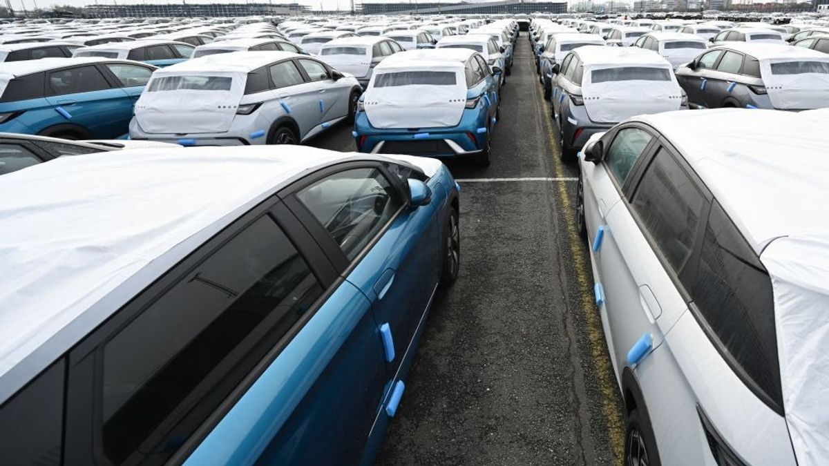 Tarolt a Volkswagen, megroppant a Tesla