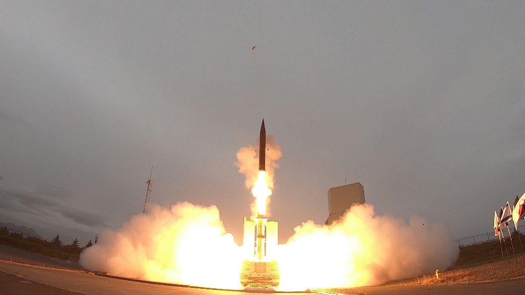 A handout picture released by the Israeli Ministry of Defence on July 28, 2019 shows the launch of the Arrow-3 hypersonic anti-ballistic missile at an undisclosed location in Alaska. Israel and the United States have successfully carried out tests of a ballistic missile interceptor that Prime Minister Benjamin Netanyahu said Sunday provides protection against potential threats from Iran. The tests of the Arrow-3 system were carried out in the US state of Alaska and it successfully intercepted targets above the atmosphere, Israel's defence ministry said in a statement. (Photo by Israeli Ministry of Defence / AFP) / == RESTRICTED TO EDITORIAL USE - MANDATORY CREDIT "AFP PHOTO / HO / ISRAELI MINISTRY OF DEFENCE" - NO MARKETING NO ADVERTISING CAMPAIGNS - DISTRIBUTED AS A SERVICE TO CLIENTS == hadiipar