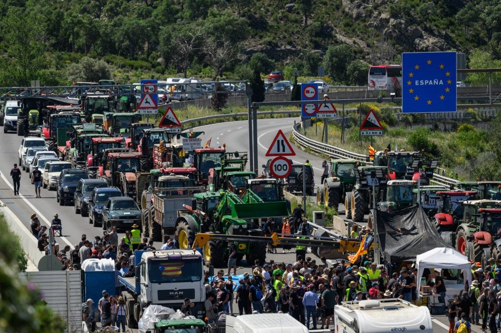 French and Spanish farmers protest along border
tüntet
tüntetés
gazda