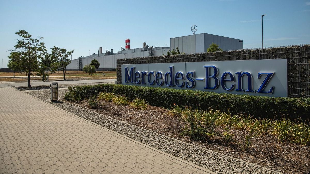 A kecskeméti Mercedest is utolérte az autóipar átalakulása: háromról két műszakra állnak júliustól