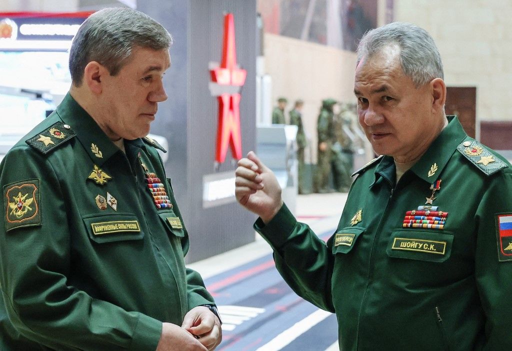 In this pool photograph distributed by Russia's state agency Sputnik, Russian Defence Minister Sergei Shoigu (R) and Russian Army chief of staff Valery Gerasimov arrive to attend an expanded meeting of the Russian Defence Ministry Board at the National Defence Control Centre in Moscow on December 19, 2023. (Photo by Mikhail KLIMENTYEV / POOL / AFP) letartóztatás