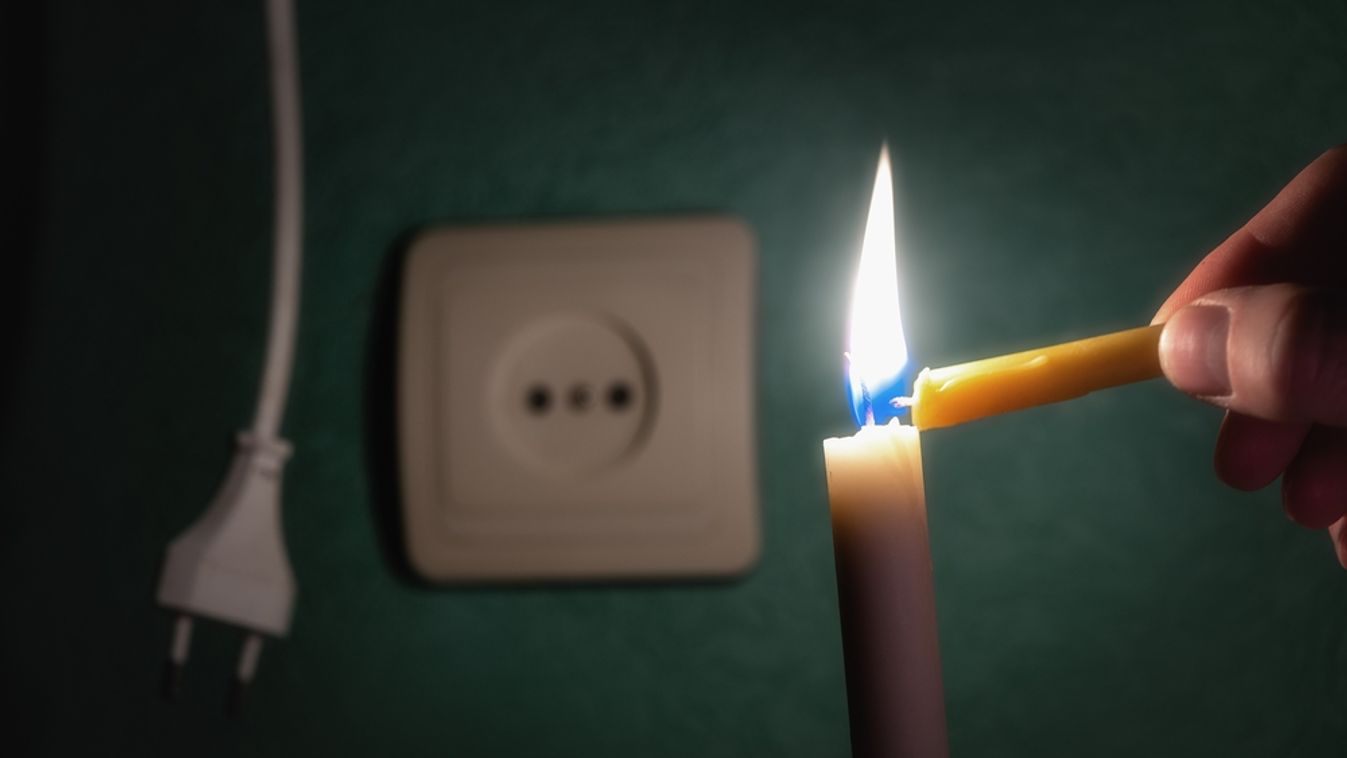 A,Burning,Candle,Next,To,An,Outlet,And,An,Electric
áramszünet, áramkimaradás, Ukrajna