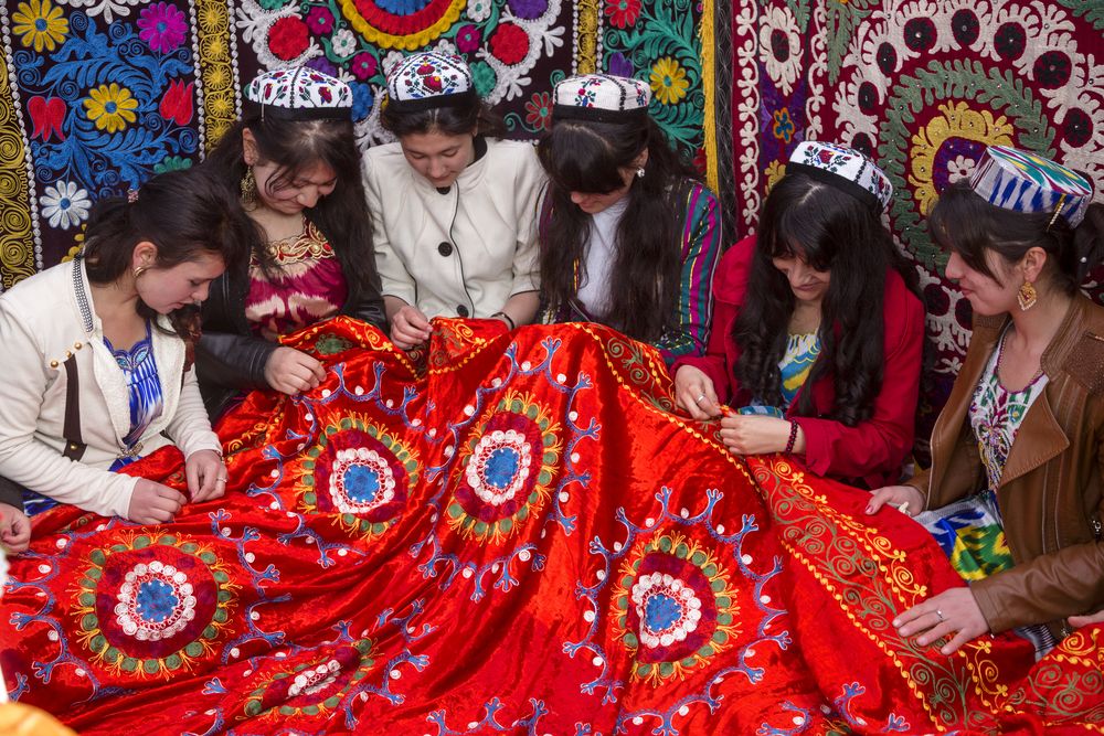 Tajikistan,,Khujand,,21,March,2015:,Tajik,Girls,Embroider,Beautiful,Carpet, tádzsikisztán