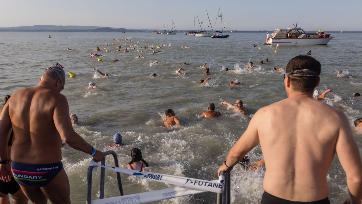 Több mint tizenegyezren teljesítették a 42. Balaton-átúszást