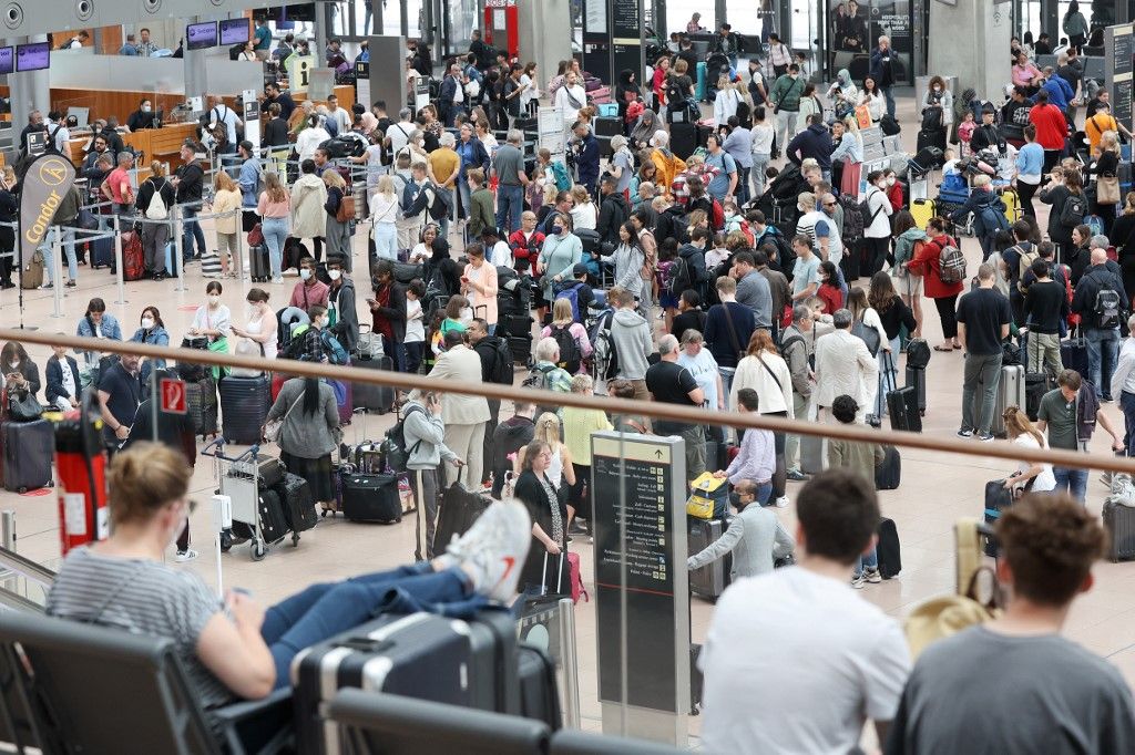 07 July 2022, Hamburg: Hamburg Airport: Numerous travelers are on the move in Terminal 1 at the start of the vacations. Photo: Bodo Marks/dpa (Photo by Bodo Marks / DPA / dpa Picture-Alliance via AFP)
légi utas