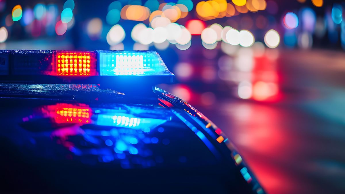 police car lights at night in city street with selective focus and bokeh
rendőrség, baleset