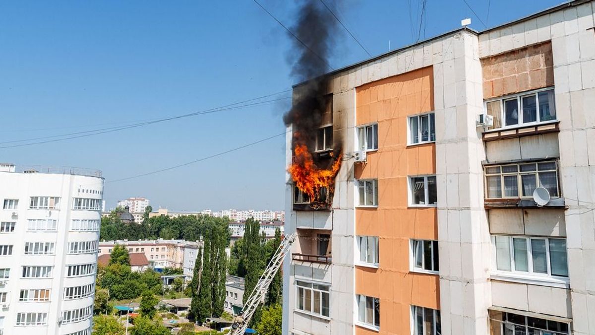 Csodával határos módon menekült meg egy lány a székesfehérvári lakástűzből