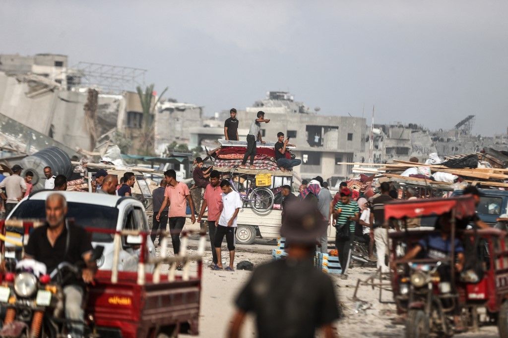 Palestinians start migrating after Israeli army orders residents of Khan Yunis to evacuate
A Gázai övezet lakosságának nagy része sátortáborokban és lebombázott városokban tengeti a mindennapjait 