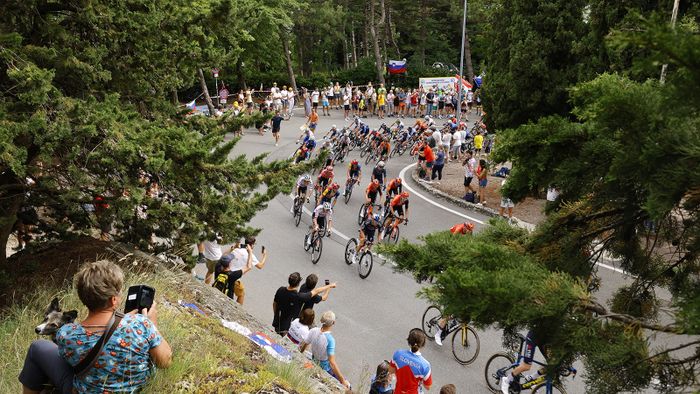 Rimini, 2024. június 29.A 111. Tour de France francia országúti kerékpáros körverseny mezőnye az első, Firenze és Rimini közötti 206 kilométeres szakasz teljesítése közben 2024. június 29-én. A Tour de France története során először rajtolt Olaszországból