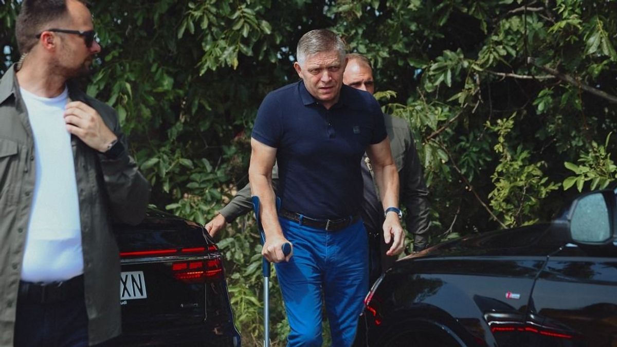 Fico bottal érkezett a merénylet utáni első kormányülésre