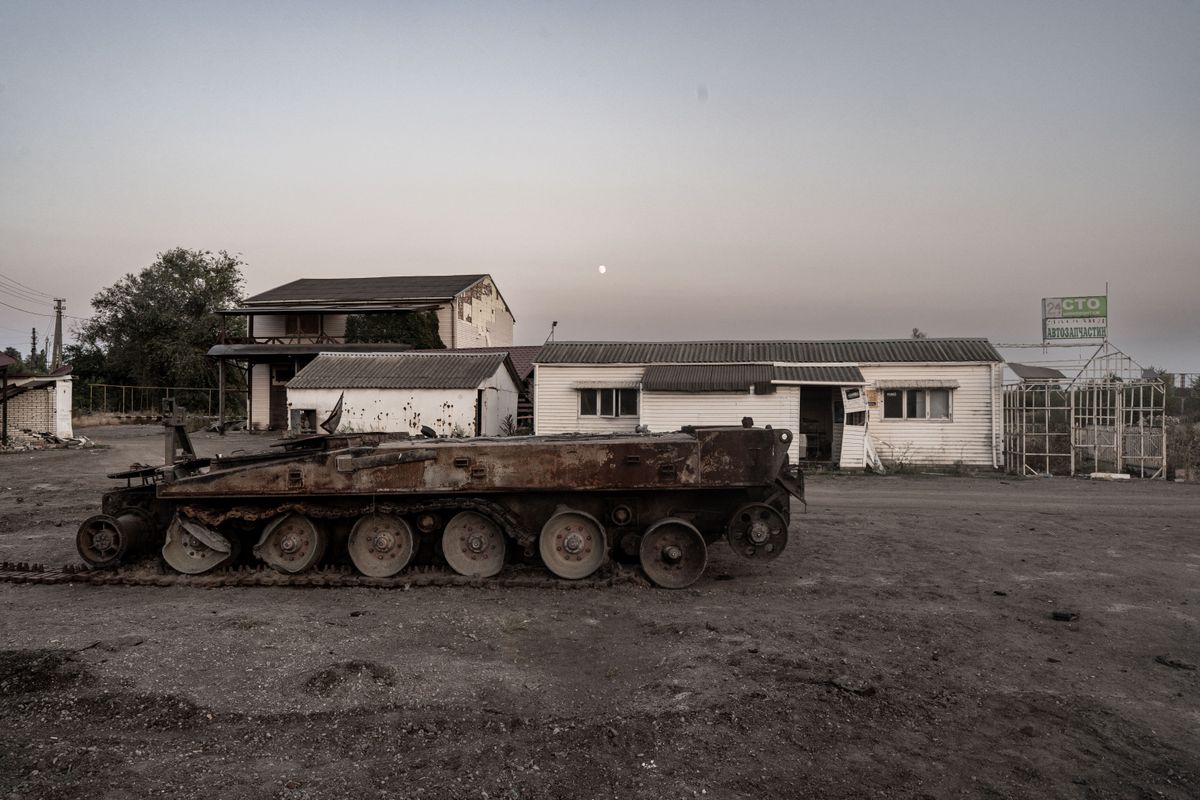 Ukrainian soldiers survey devastation amid Russia-Ukraine war in Ukraine's Orichiv
Az orosz hadsereg súlyos károkat okozott az ukrán ellenségnek