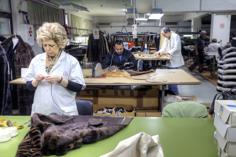 Greece,,Kastoria,-,March,12.2016:,Workshop,On,Sewing,Female,Fur
Görögország hatnapos munkahetet vezetett be a versenyszférában. A szakszervezetek hőzöngenek a munkaügyi változtatás ellen.