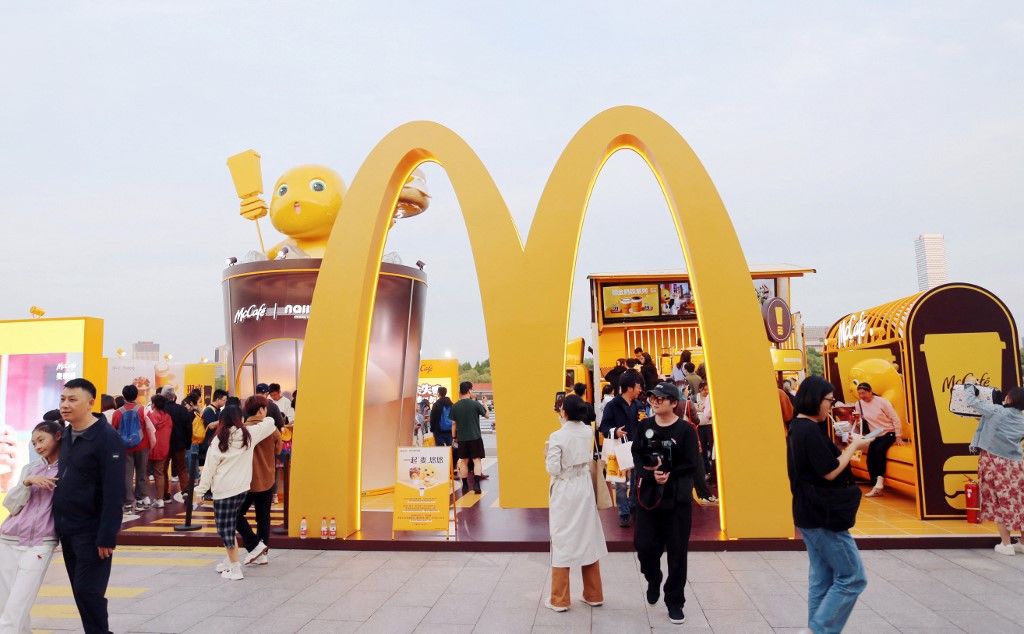 Visitors are visiting the McDonald's McCafe brand stand at a market in Shanghai, China, on May 1, 2024. (Photo by Costfoto/NurPhoto) (Photo by CFOTO / NurPhoto / NurPhoto via AFP)
McDonald's
Kína
Big Mac
élelmiszerellátó bázis