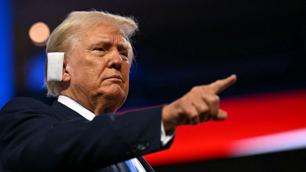 US former President and 2024 Republican presidential candidate Donald Trump points at the conclusion of the second day of the 2024 Republican National Convention at the Fiserv Forum in Milwaukee, Wisconsin, July 16, 2024. Days after he survived an assassination attempt Donald Trump won formal nomination as the Republican presidential candidate and picked right-wing loyalist J.D. Vance for running mate, kicking off a triumphalist party convention in the wake of last weekend's failed assassination attempt. (Photo by ANGELA WEISS / AFP) amerikai elnökválasztás