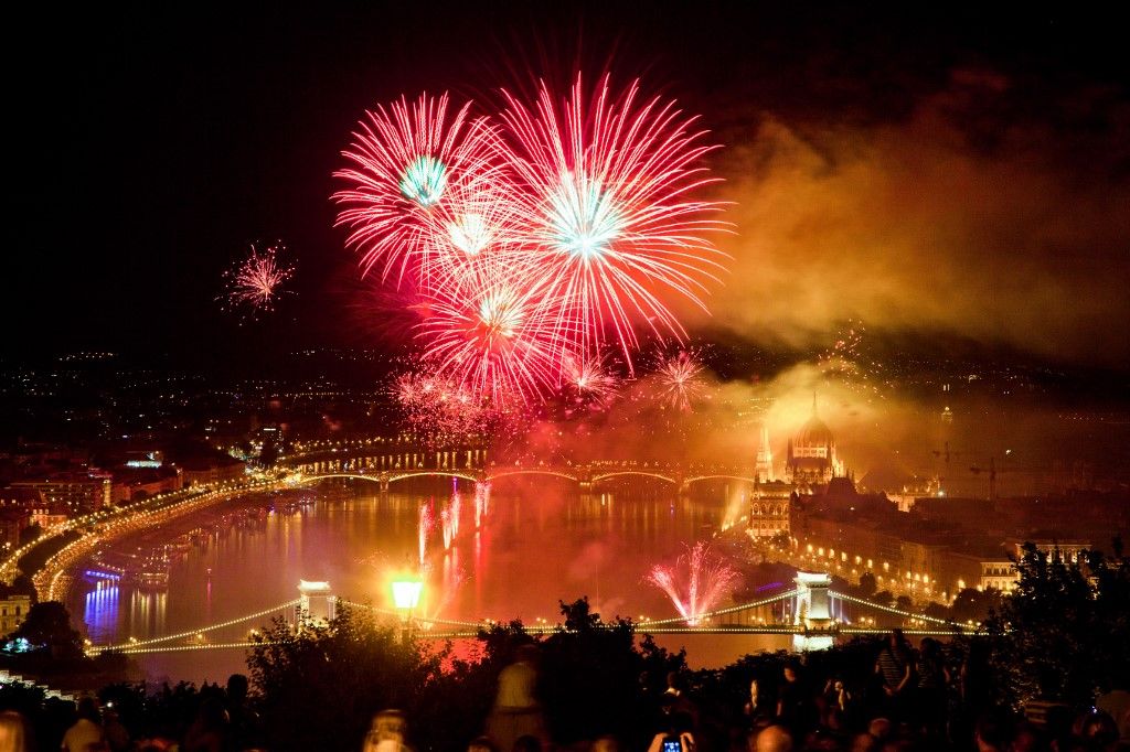 Fireworks Show over Budapest on 20th August (St. Stephen's Day), celebrating the foundation of the Hungarian state.
tűzijáték
