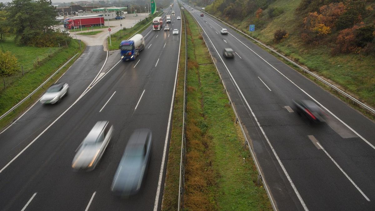 Autopalya M7-182022115 Velence 
M7 Autópálya  Velence közelében 
Forgalom Közlekedés autó kocsi kamion matrica úthasználat szabályok KRESZ 

Fotó: Németh András Péter  NAP  Szabad Föld2022115 Velence M7 Autópálya  Velence közelében Forgalom Közlekedés autó kocsi kamion matrica úthasználat szabályok KRESZ Fotó: Németh András Péter  NAP  Szabad Föld
