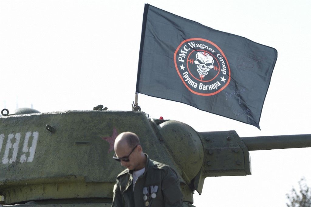  Az ukránok célja, hogy meggyengítsék a Wagner-csoport afrikai szárnyát, amely segít Moszkvának finanszírozni az ukrajnai háborút. 
A man is seen in front of a flag of Wagner group mounted on top of an old tank exhibited at the Leninist Komsomol park in Donetsk, Russian-controlled Ukraine, on October 1, 2023, to mark 40 days since the death of Wagner private mercenary group chief Yevgeny Prigozhin as per Orthodox tradition. Prigozhin, the head of the Wagner mercenary group, died with nine other people when a plane flying from Moscow to Saint Petersburg crashed on August 23. (Photo by STRINGER / AFP)