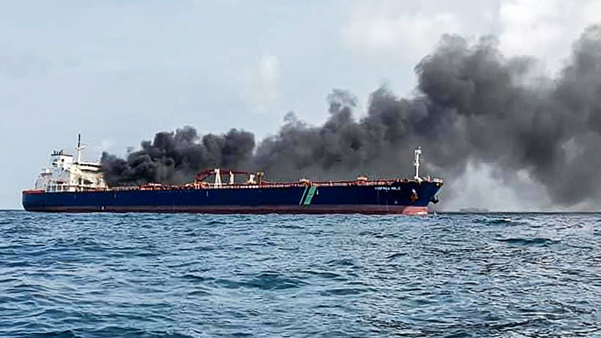 Ütközés után lángol két olajtanker Szingapúr partjainál