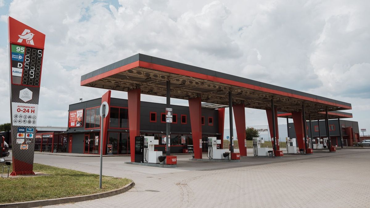 Budapesten új diszkont benzinkutat nyitott az Auchan – ilyen töltőállomásuk még nem volt