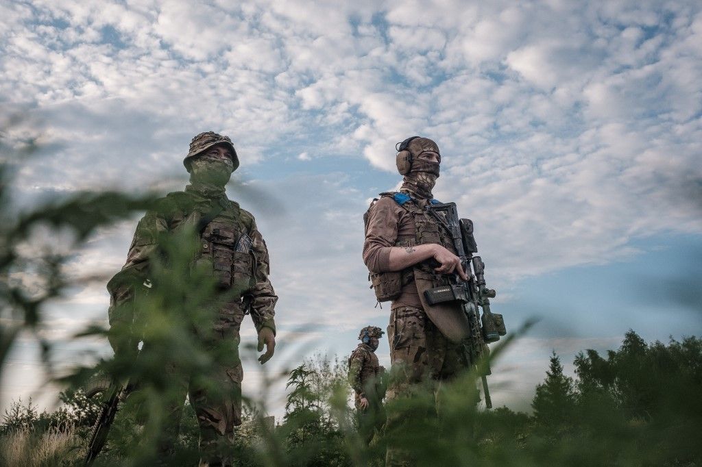 DONETSK OBLAST, UKRAINE - JULY 09: Snipers of the 1st brigade of National Guard "Bureviy" during a training in Donetsk region, on July 9, 2024. Ukrainian snipers are highly trained and capable of causing damage, and are therefore a priority target for Russian troops. Their frontline tasks include shooting down soldiers at Russian observation posts, providing observation to assist artillery fire, and stopping Russian waves when they attack. Pablo Miranzo / Anadolu (Photo by Pablo Miranzo / ANADOLU / Anadolu via AFP)
visszavonulás