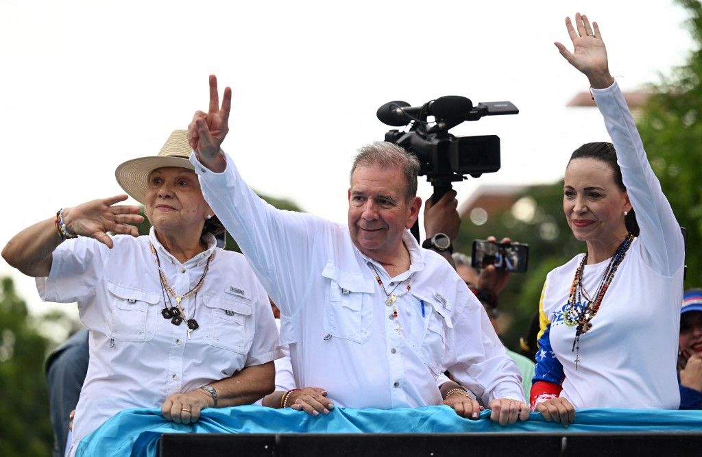 Venezuelan opposition presidential candidate Edmundo Gonzalez Urrutia, his wife Mercedes Lopez (L) and opposition leader Maria Corina Machado attend a campaign a rally in Maracaibo, Zulia state, Venezuela on July 23, 2024. Venezuela will hold presidential elections on July 28, 2024. (Photo by Raul ARBOLEDA / AFP)