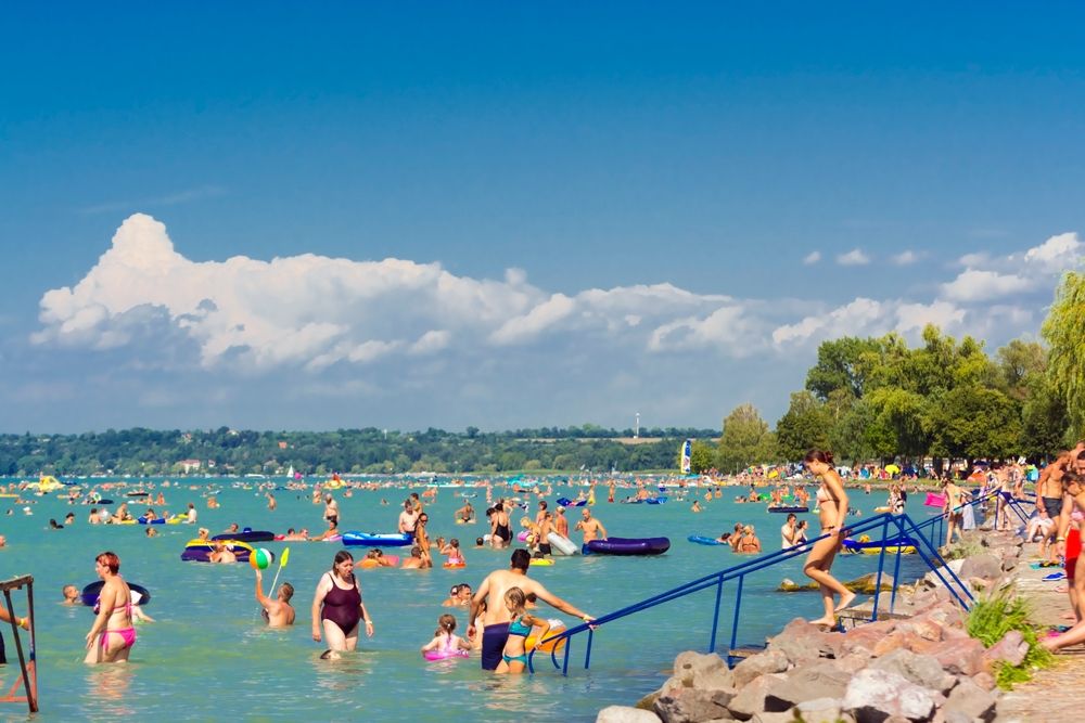 Siofok,,Hungary,-,July,30.,2016:,Huge,Crowd,In,The
Balaton, életmentés, vöröskereszt