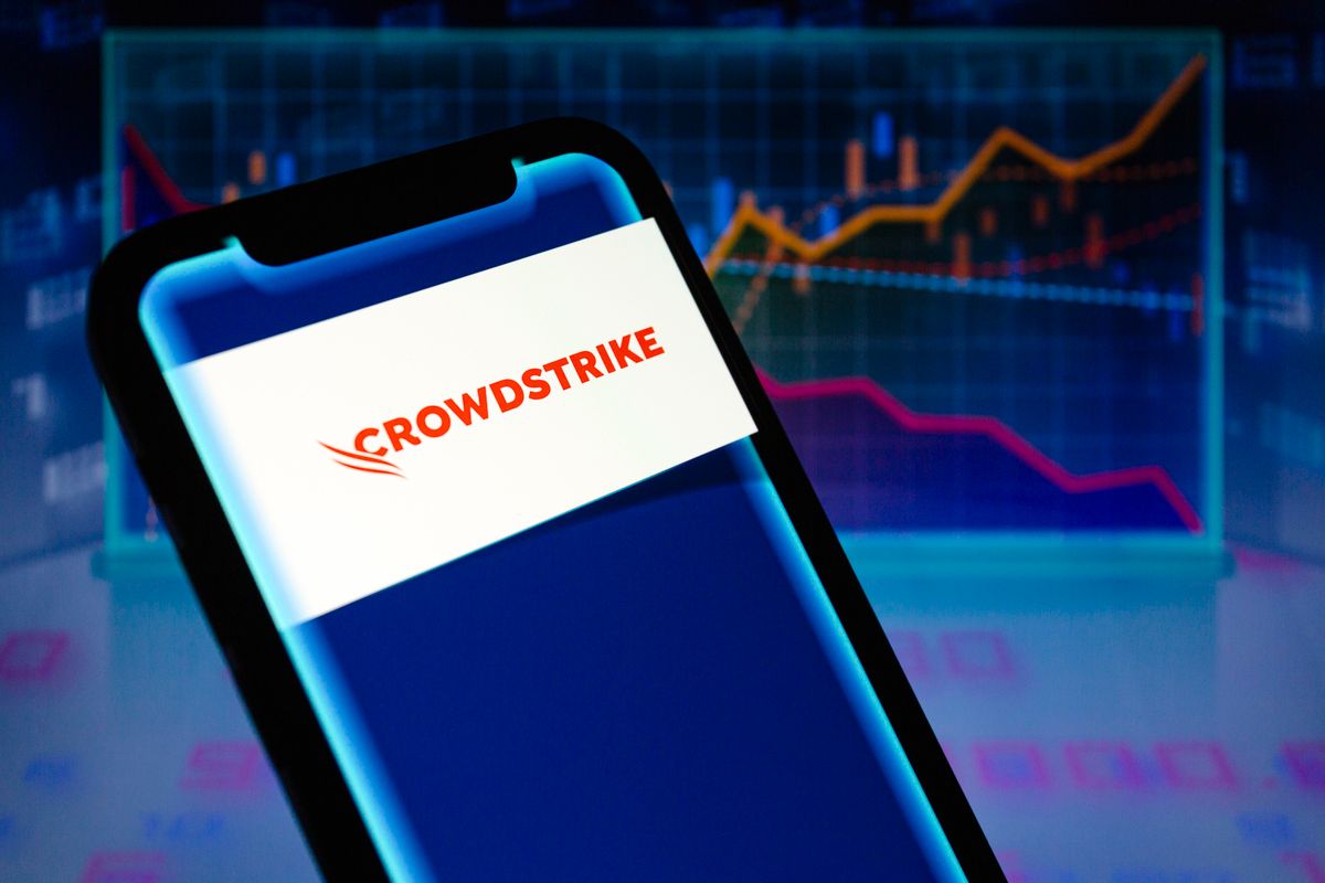 CrowdStrike Logo and Line Charts
IT leállás