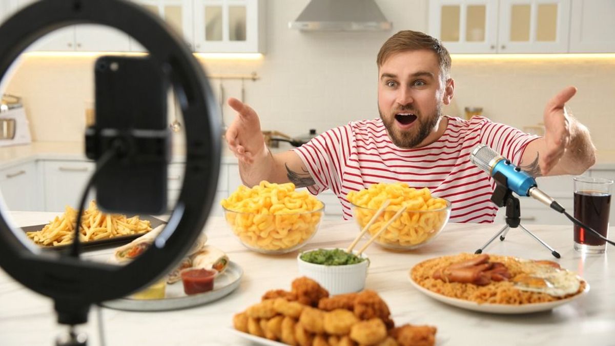Népszerű trend lett zabálni a képernyő előtt – sok streamert nem érdeklik a veszélyek